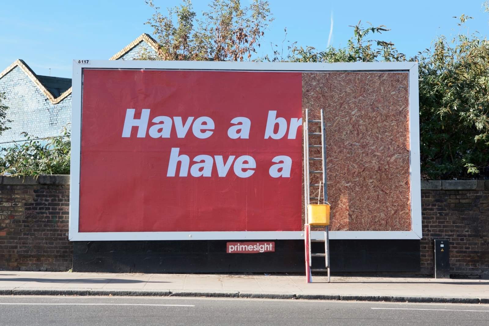 KitKat’s Half-Finished Billboard Cleverly Pays Off Its Iconic Tagline...
#ViralAdsNow #Billboard #Kitkat